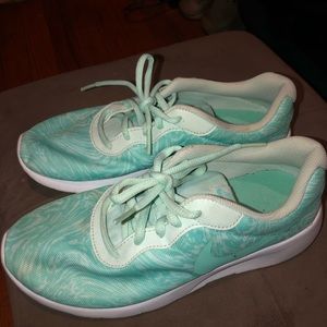 I’m selling these for 25$ they’re 5Y in Girls (Big Kids)